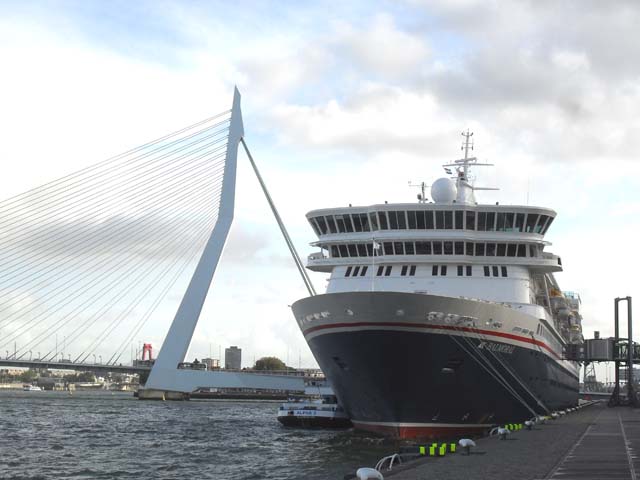 Cruiseschip ms Balmoral van Fred Olsen aan de Cruise Terminal Rotterdam